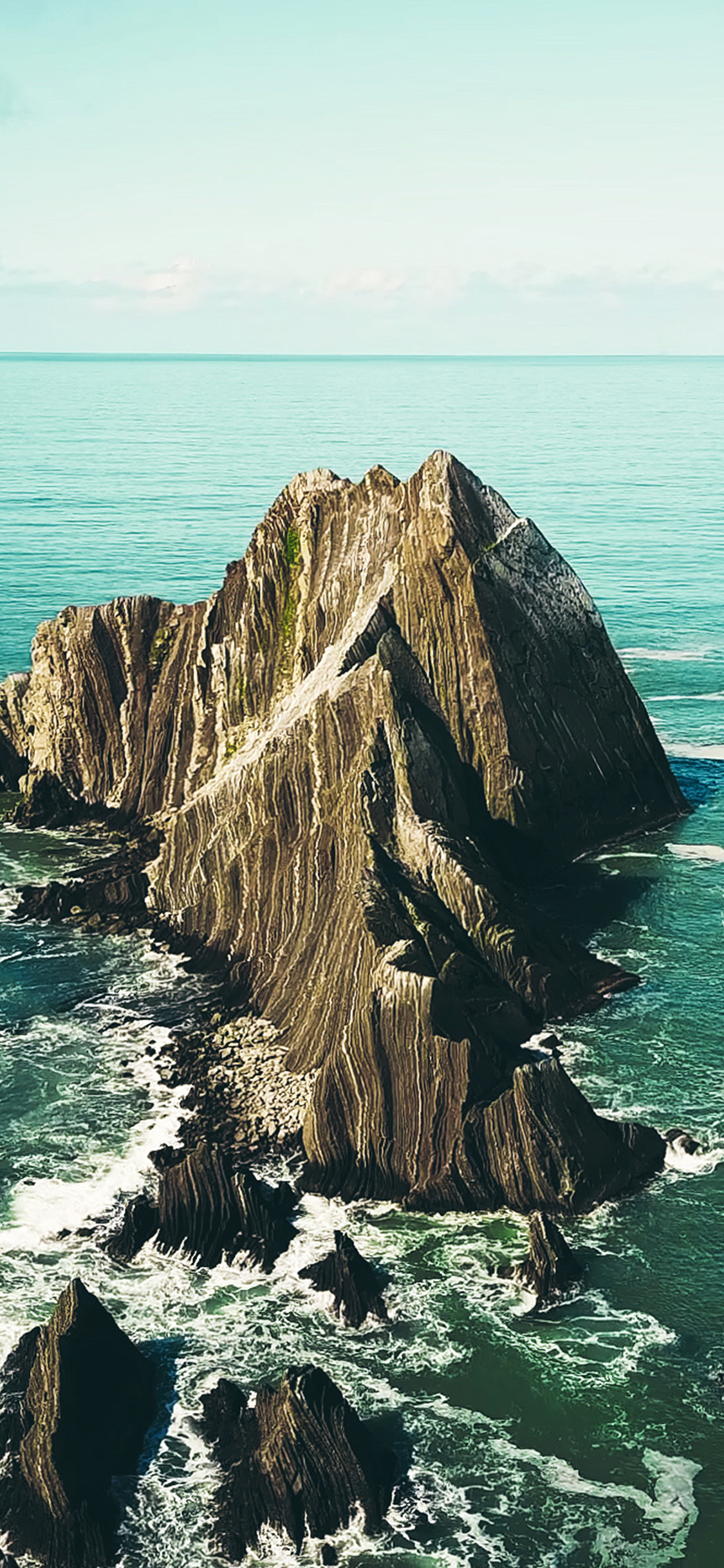 [2436×1125]海岸边 礁石 孤岛 海水 海浪 苹果手机壁纸图片