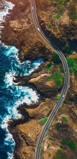 [2436x1125]海峡 海边 海浪 道路 车辆 行驶 蜿蜒 苹果手机壁纸图片