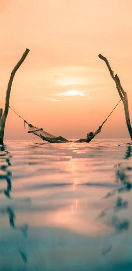[2436x1125]海平面 吊床 夕阳 大海 苹果手机壁纸图片