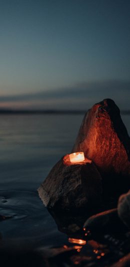 [2436x1125]海景 夜景 岩石 蜡烛 苹果手机壁纸图片