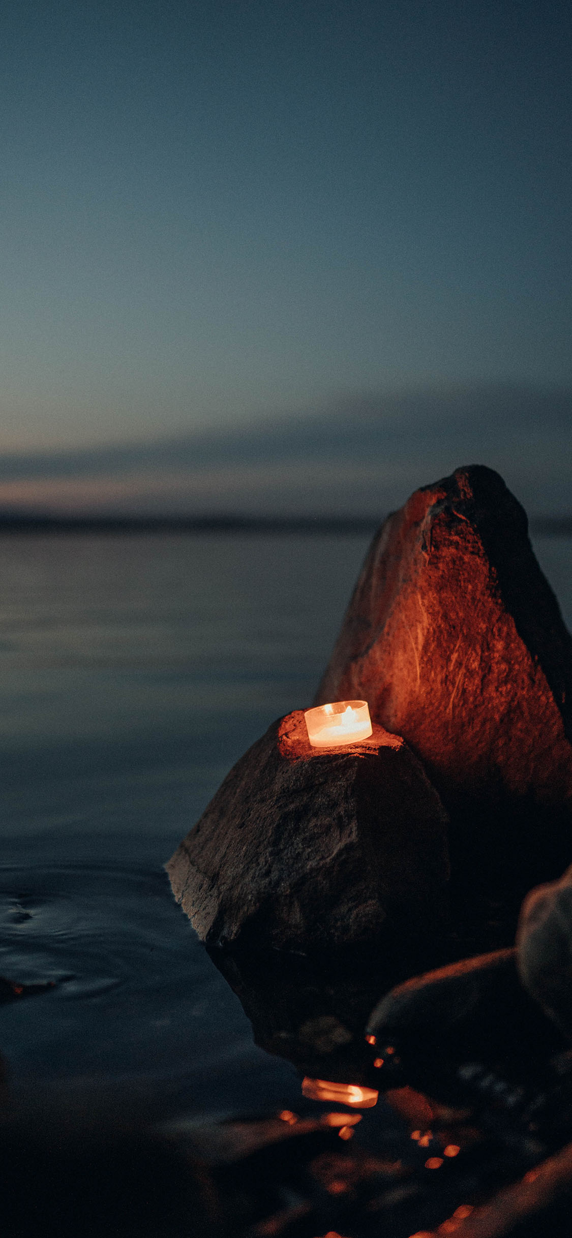 [2436×1125]海景 夜景 岩石 蜡烛 苹果手机壁纸图片
