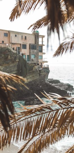 [2436x1125]海景 建筑 岩石 浪花 树木 苹果手机壁纸图片