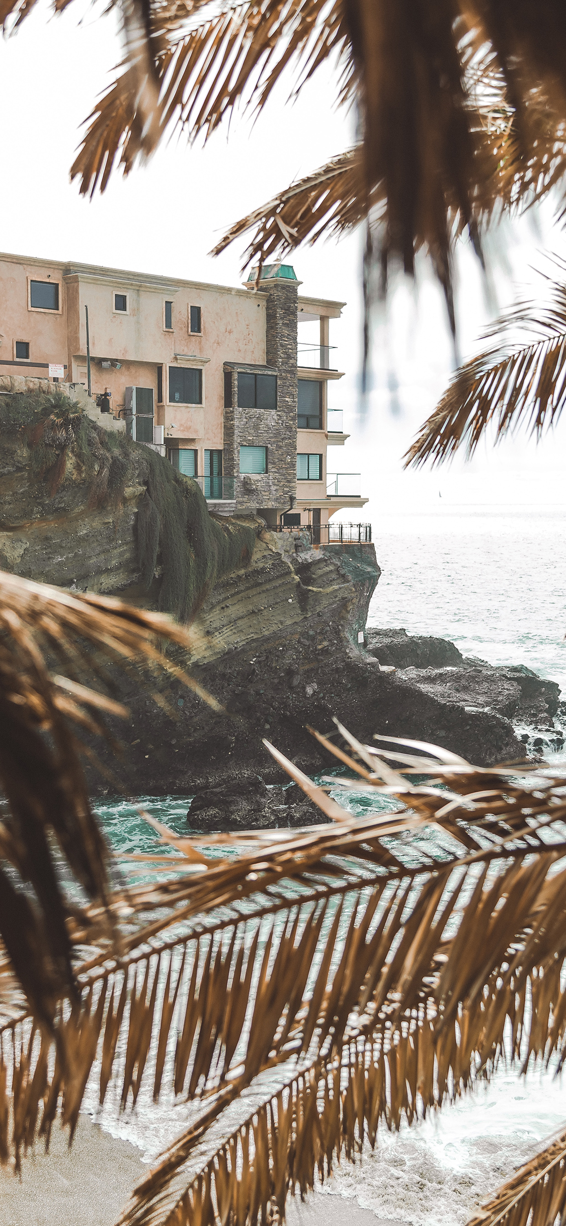 [2436×1125]海景 建筑 岩石 浪花 树木 苹果手机壁纸图片