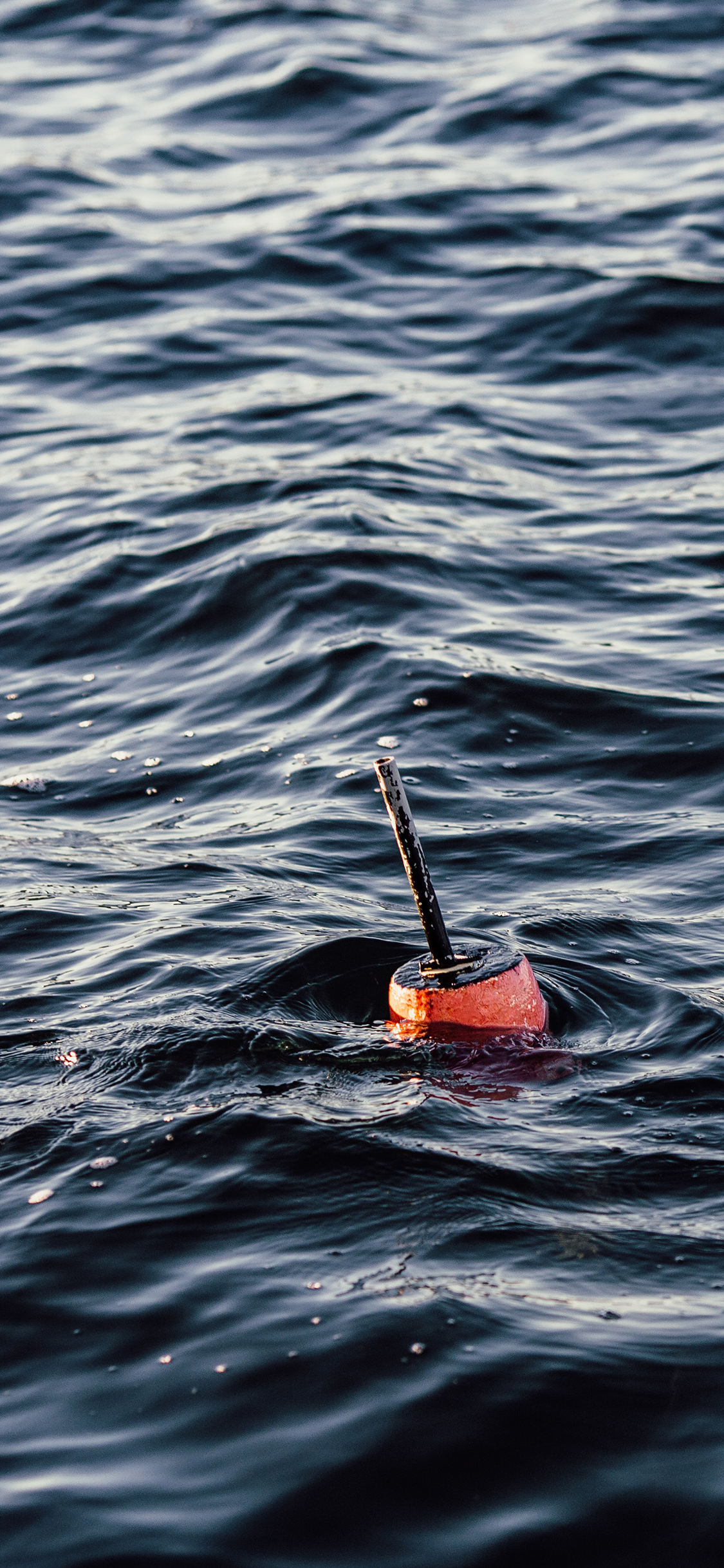 [2436×1125]海水 海浪 钓鱼 浮标 漂浮 苹果手机壁纸图片