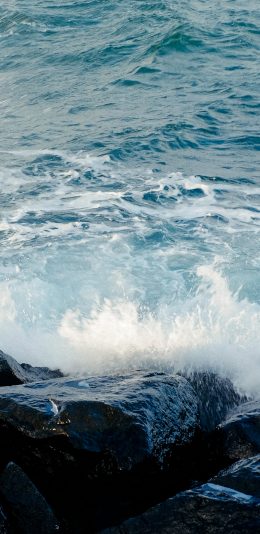 [2436x1125]海浪 大海 石头 水花 苹果手机壁纸图片