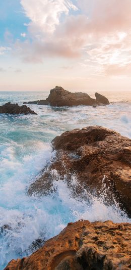 [2436x1125]海浪 海水 天空 礁石 苹果手机壁纸图片