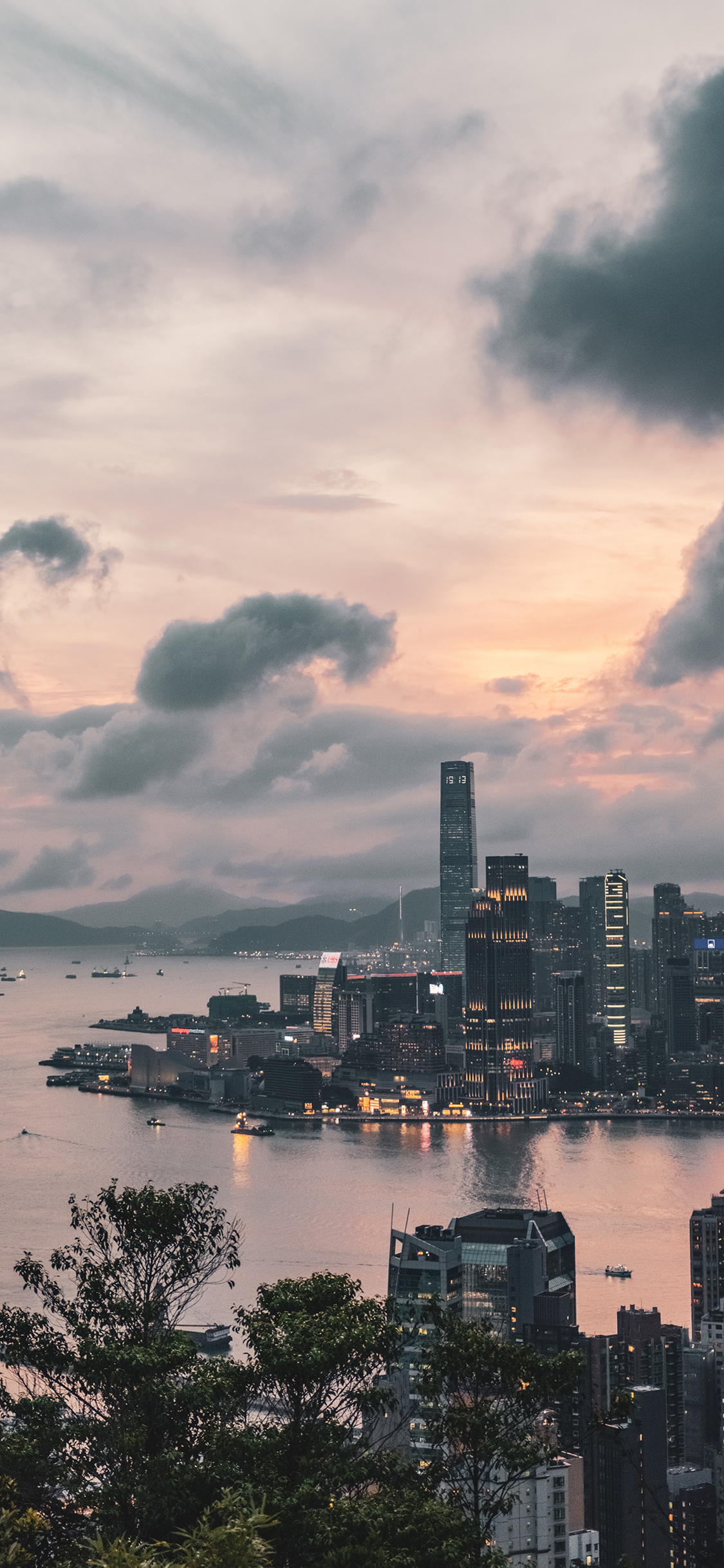 [2436×1125]海湾 云彩 建筑 高楼 苹果手机壁纸图片