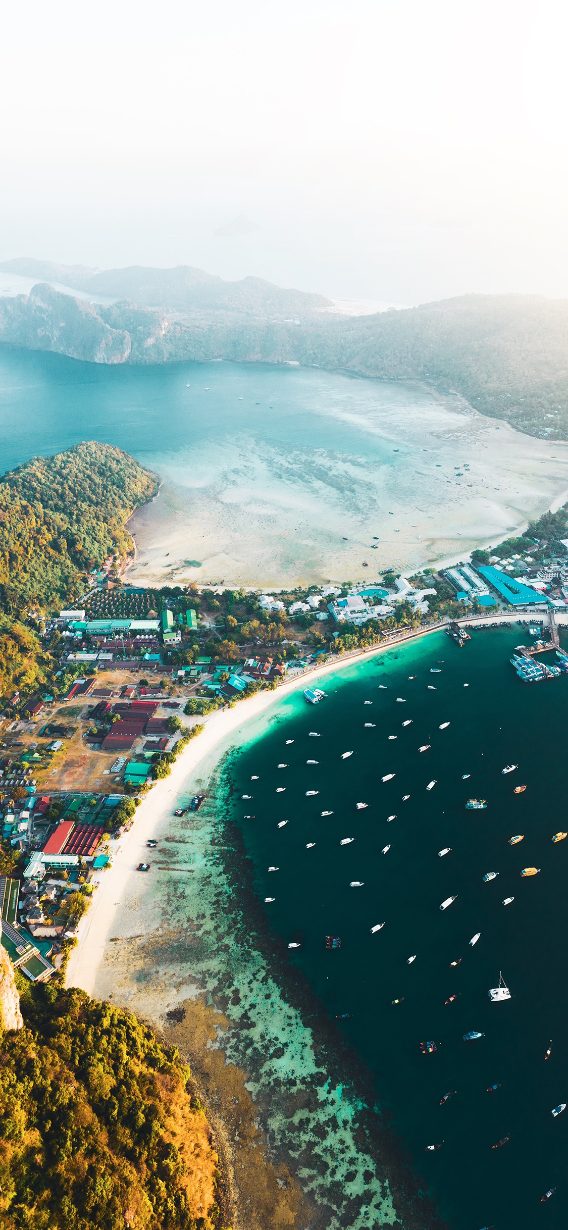 [2436×1125]海湾 居民 轮船 海岸 苹果手机壁纸图片
