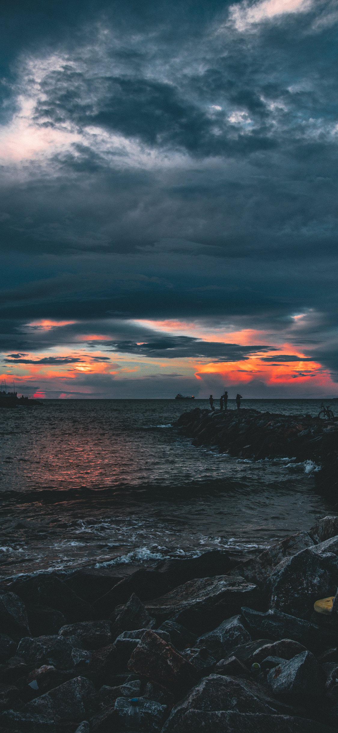 [2436×1125]海滩 岩石 浪花 红霞 苹果手机壁纸图片