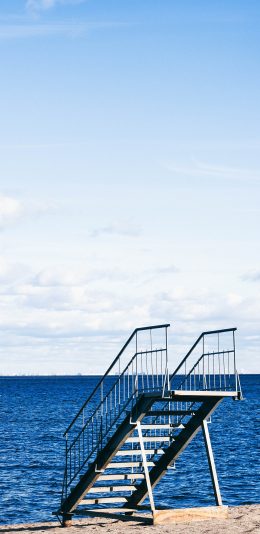 [2436x1125]海滩 沙滩 梯子 大海 苹果手机壁纸图片