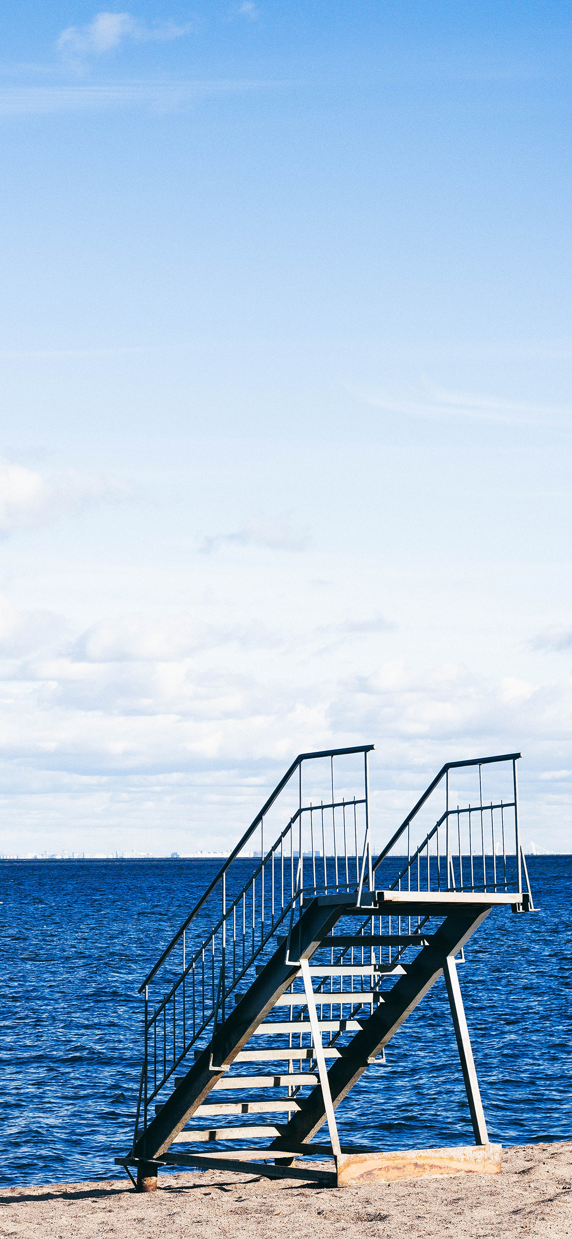 [2436×1125]海滩 沙滩 梯子 大海 苹果手机壁纸图片