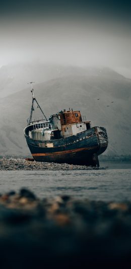 [2436x1125]海滩 轮船 废弃 破旧 苹果手机壁纸图片