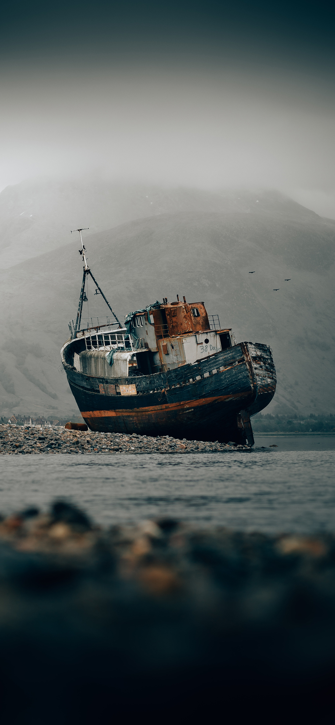 [2436×1125]海滩 轮船 废弃 破旧 苹果手机壁纸图片