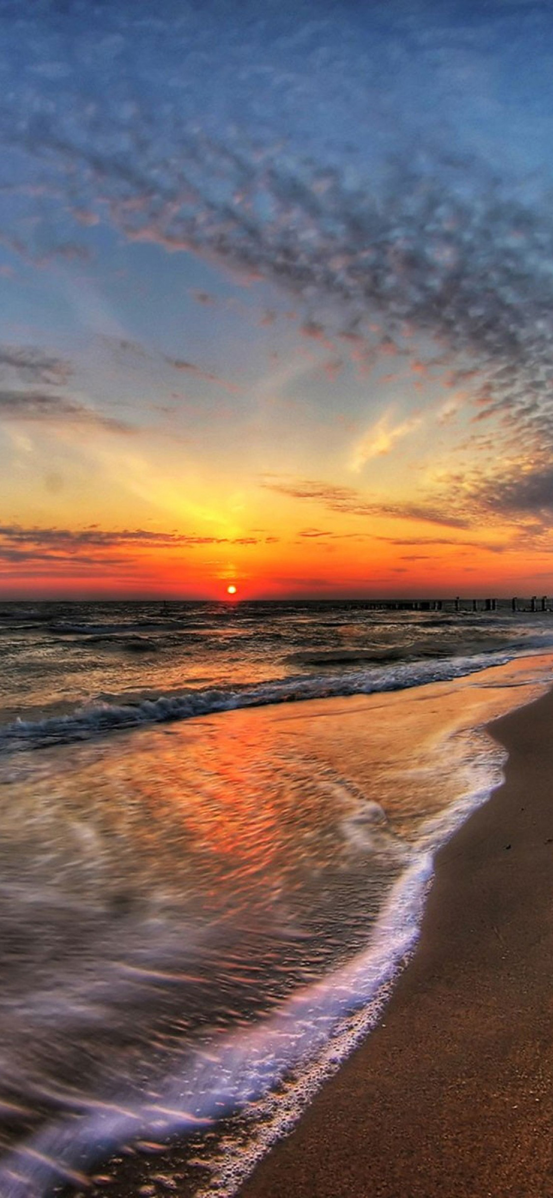[2436×1125]海边 晚霞 火烧云 沙滩 苹果手机壁纸图片