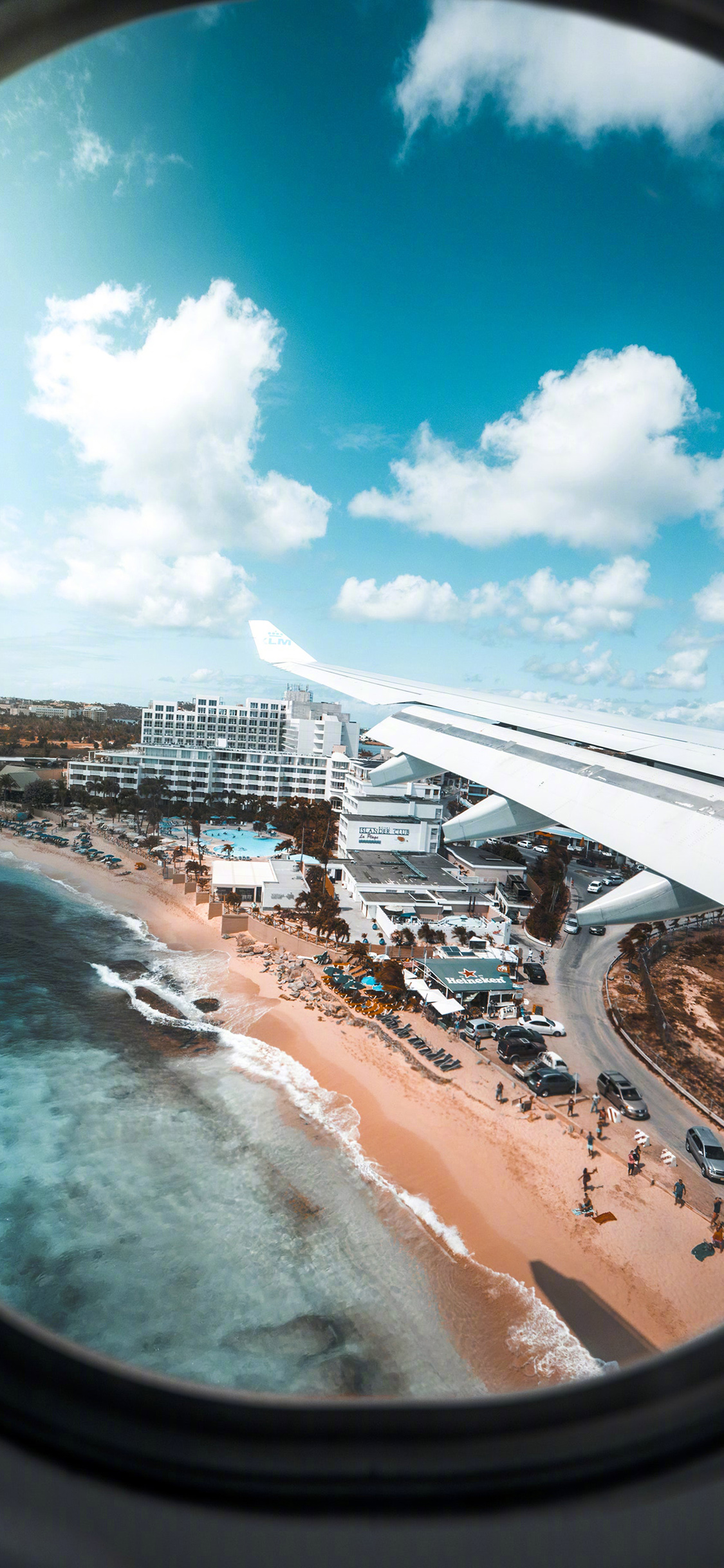 [2436×1125]海边 沙滩 度假 飞机 窗户 俯视 苹果手机壁纸图片