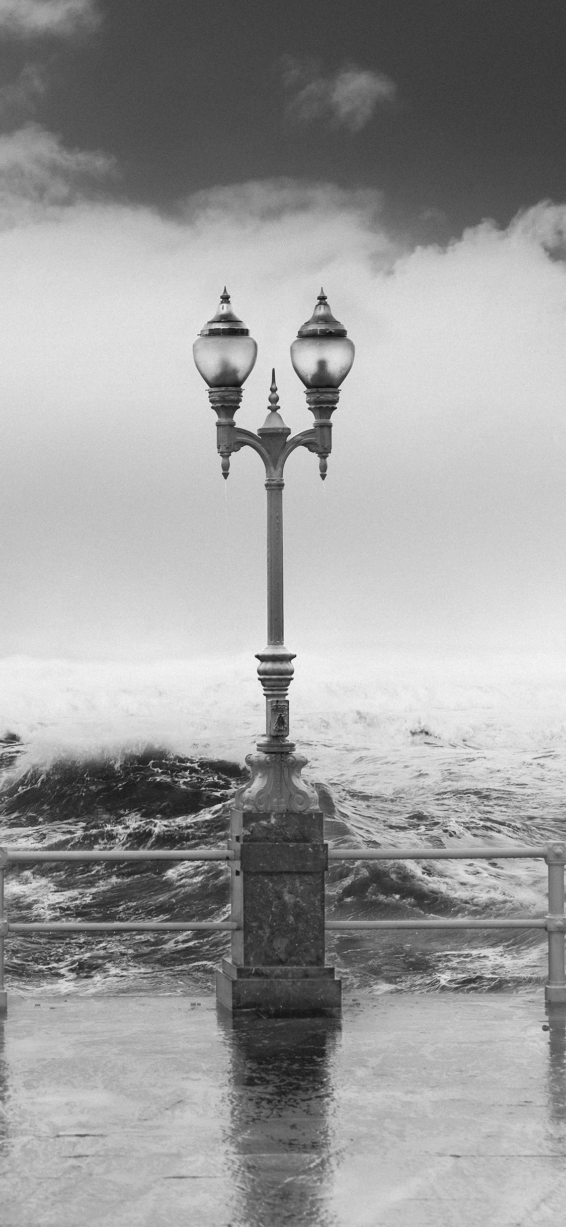 [2436×1125]海边 浪花 街灯 黑白 苹果手机壁纸图片