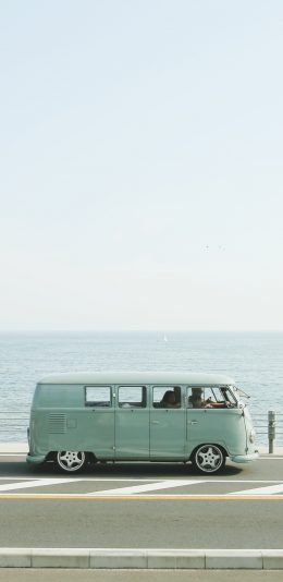 [2436x1125]海边 道路 面包车 巴士 行驶 苹果手机壁纸图片