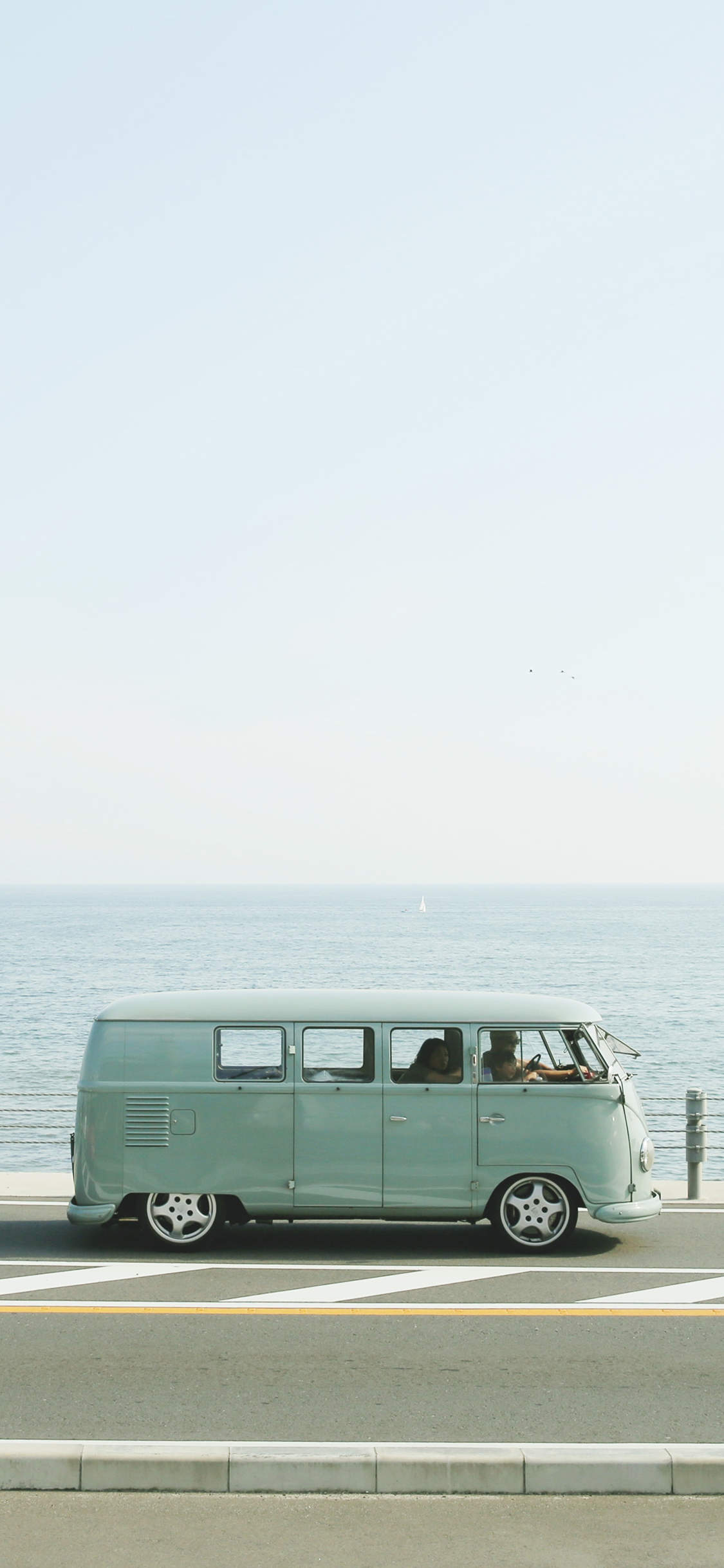 [2436×1125]海边 道路 面包车 巴士 行驶 苹果手机壁纸图片