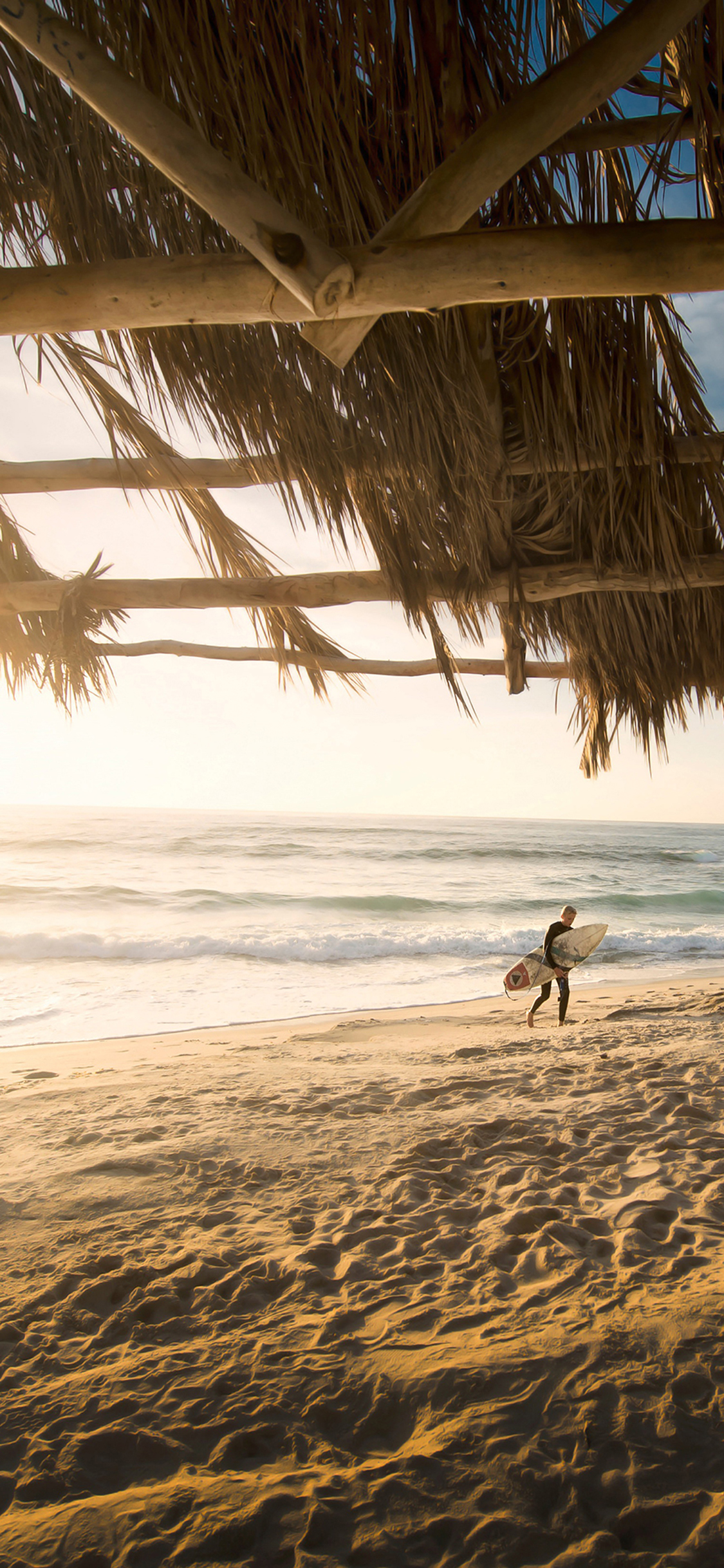 [2436×1125]海边美景 太阳 草亭子 冲浪 苹果手机壁纸图片