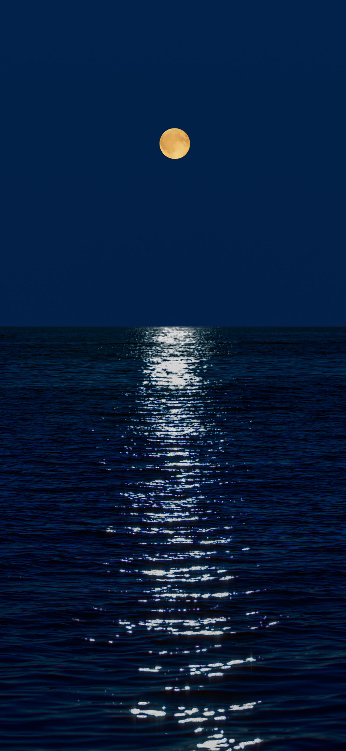 [2436×1125]海面 倒影 蓝色 大海 海洋 夜晚 苹果手机壁纸图片