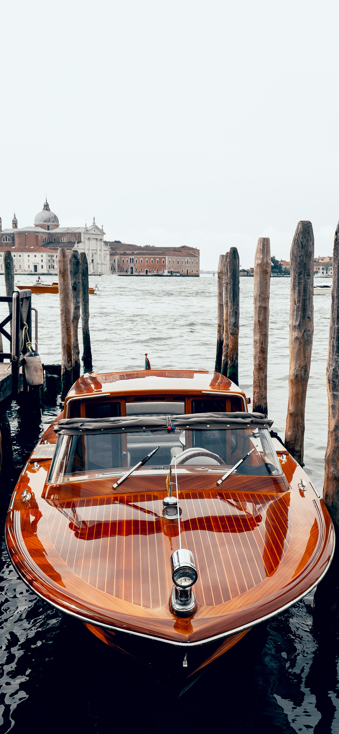 [2436×1125]海面 木栏 小艇 停靠 苹果手机壁纸图片