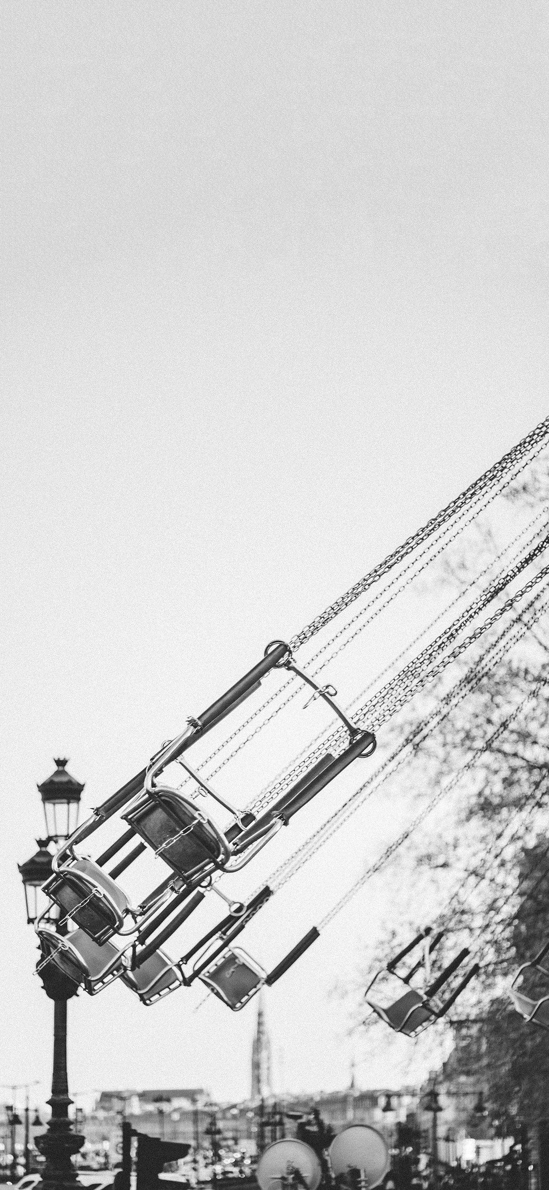 [2436×1125]游乐园 设施 旋转飞椅 黑白 苹果手机壁纸图片