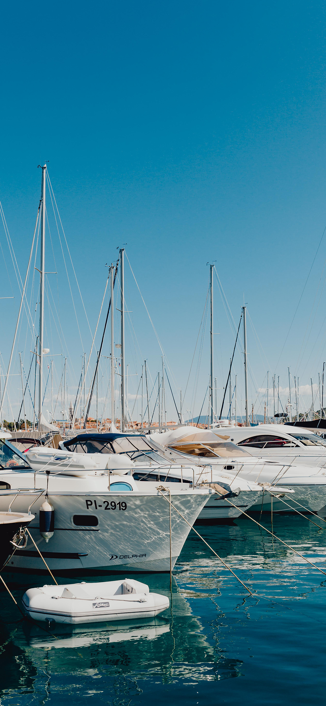 [2436×1125]游艇 船 海边 停泊 苹果手机壁纸图片