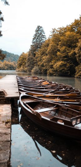 [2436x1125]湖岸 船只 木船 码头 苹果手机壁纸图片
