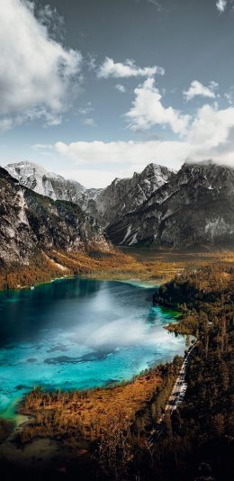 [2436x1125]湖水 大自然 雪山 树林 马路 苹果手机壁纸图片