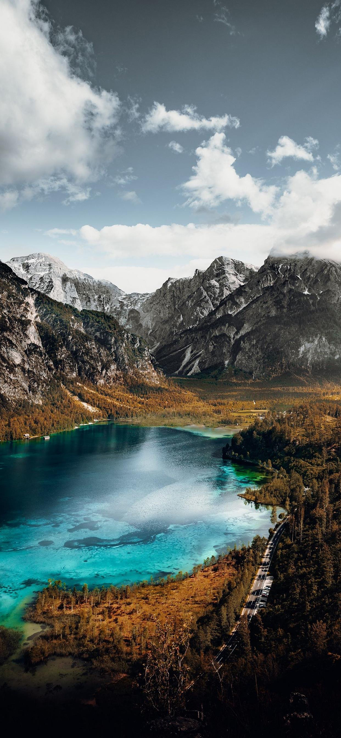 [2436×1125]湖水 大自然 雪山 树林 马路 苹果手机壁纸图片