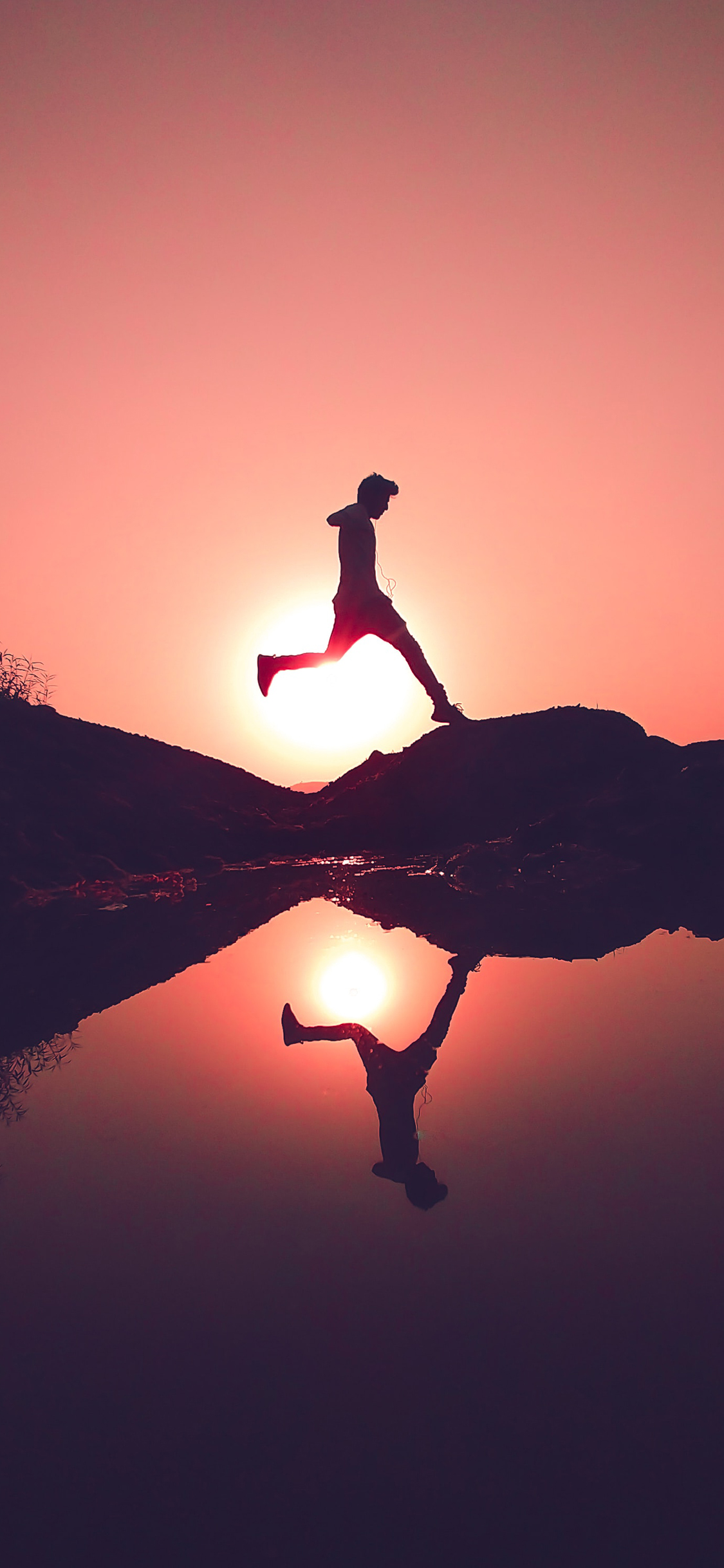 [2436×1125]湖泊 太阳 男孩 奔跑 跨越 苹果手机壁纸图片