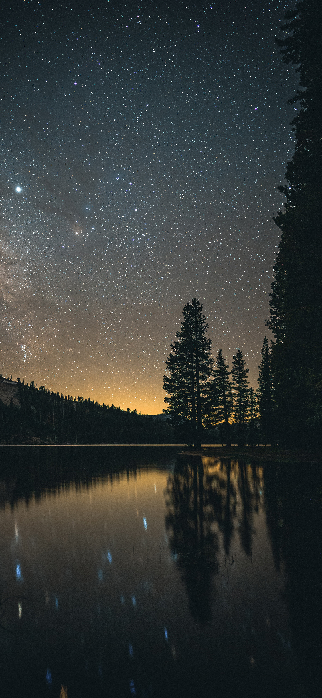 [2436×1125]湖泊 树木 星空夜景 唯美 苹果手机壁纸图片