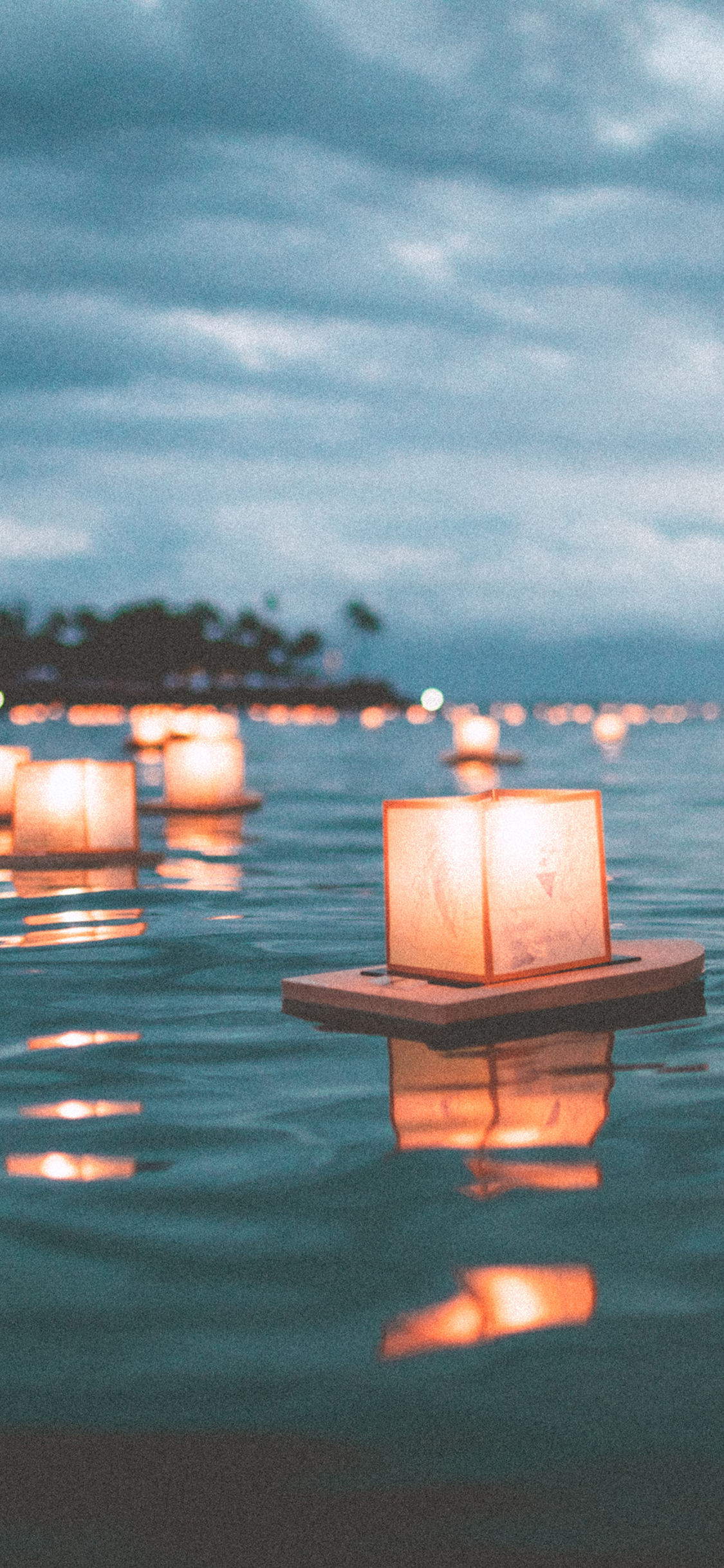 [2436×1125]湖泊 水灯 祈福 祝愿 苹果手机壁纸图片
