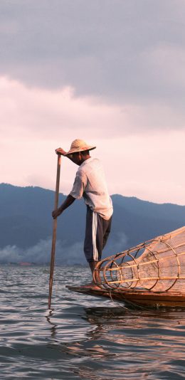 [2436x1125]湖泊 渔民 渔船 捕鱼 风景 苹果手机壁纸图片