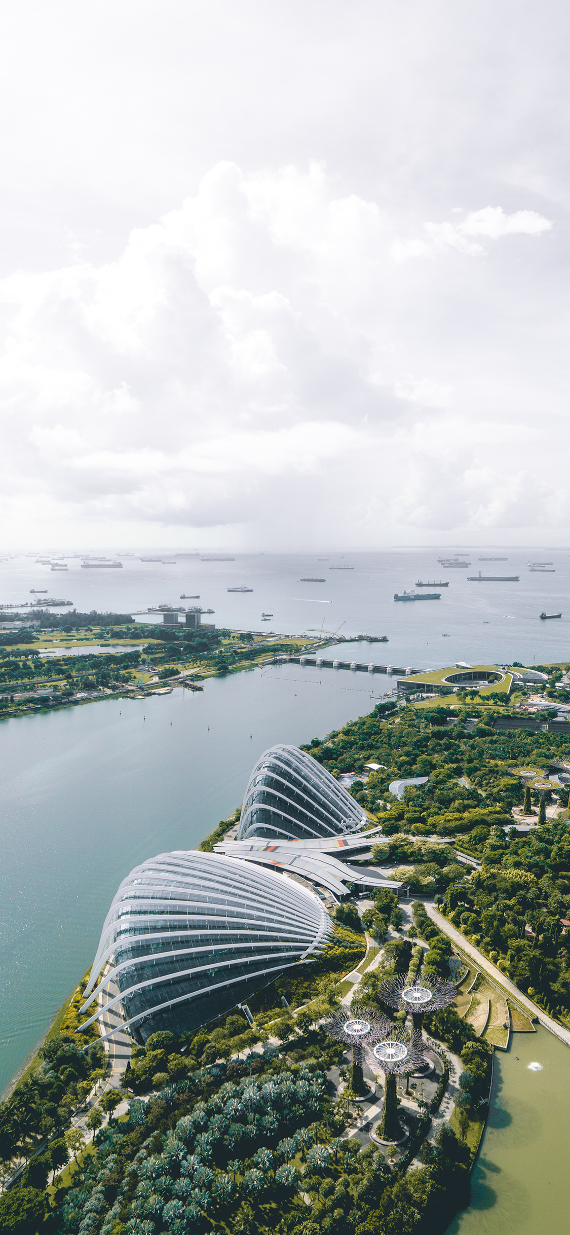 [2436×1125]滨海城市 海岸 云彩 港口 苹果手机壁纸图片