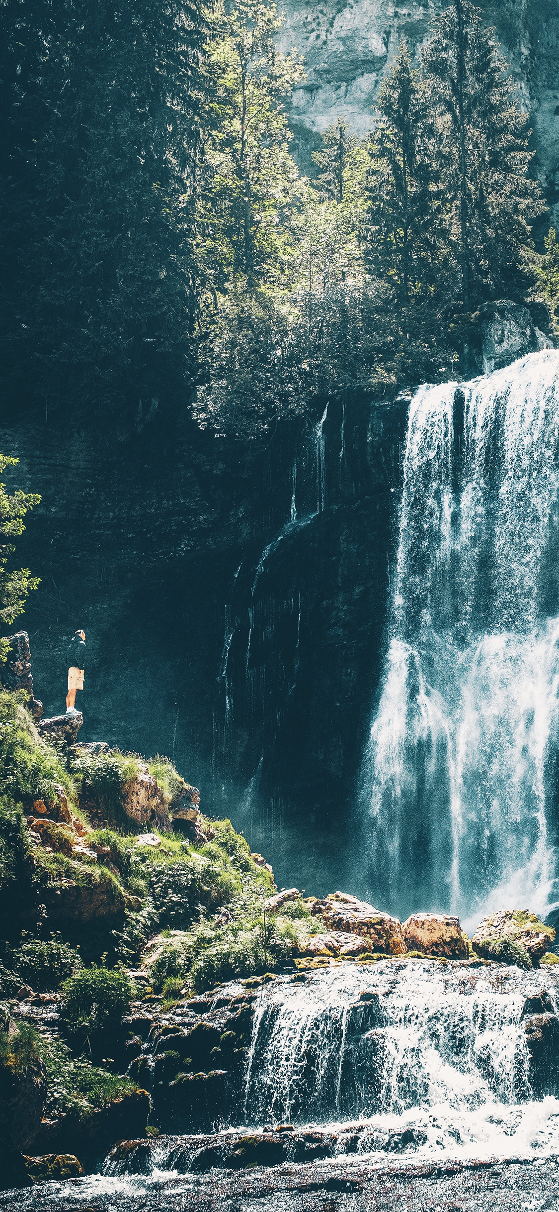 [2436×1125]瀑布 山水 树林 流水 苹果手机壁纸图片