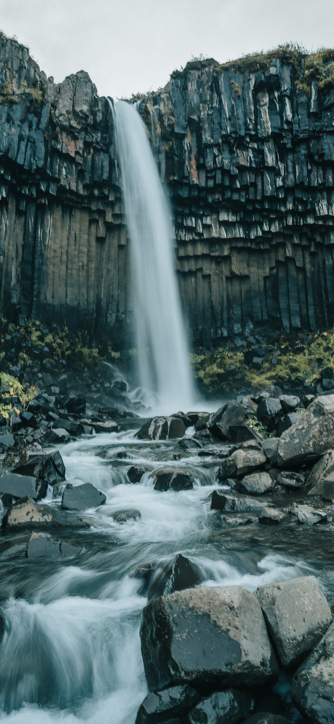 [2436×1125]瀑布 岩石 流水 石块 苹果手机壁纸图片