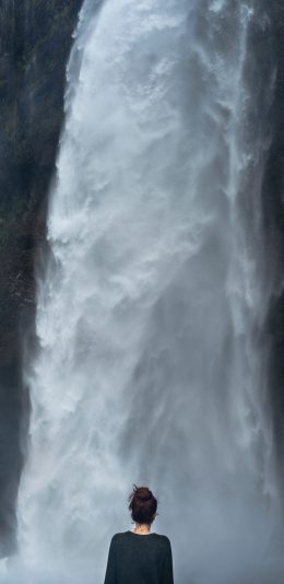[2436x1125]瀑布 流水 壮观 人物背影 苹果手机壁纸图片