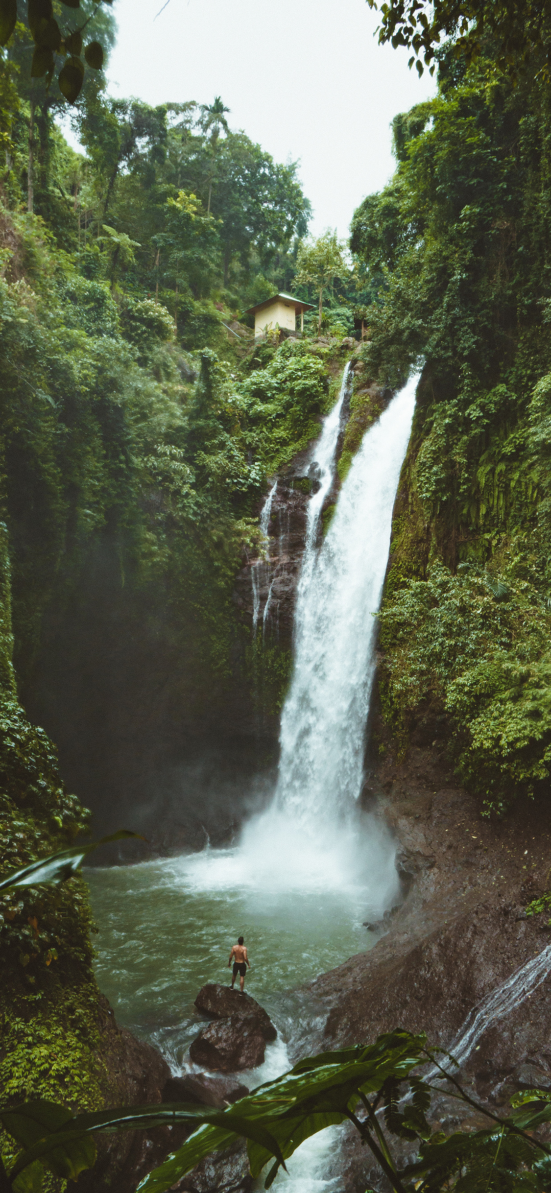 [2436×1125]瀑布 湖水 景色 水流 苹果手机壁纸图片