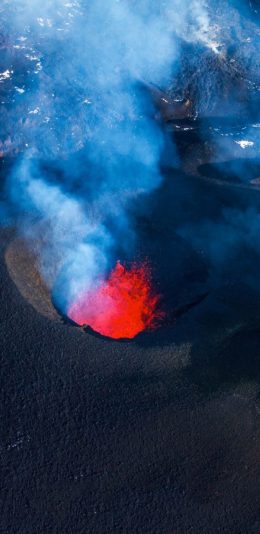 [2436x1125]火山 岩浆 烟雾 危险 苹果手机壁纸图片