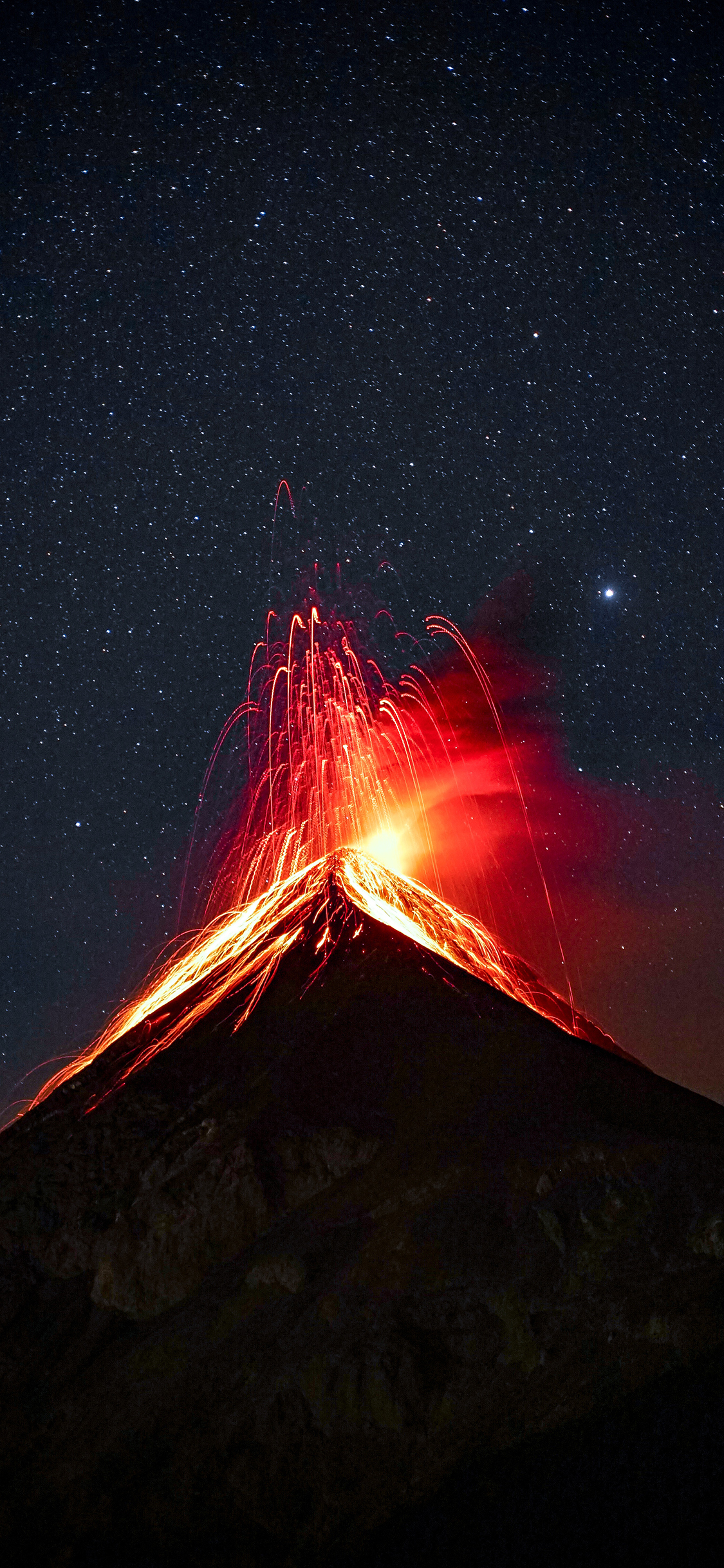 [2436×1125]火山 火焰 喷射 爆发 星空 地理 苹果手机壁纸图片