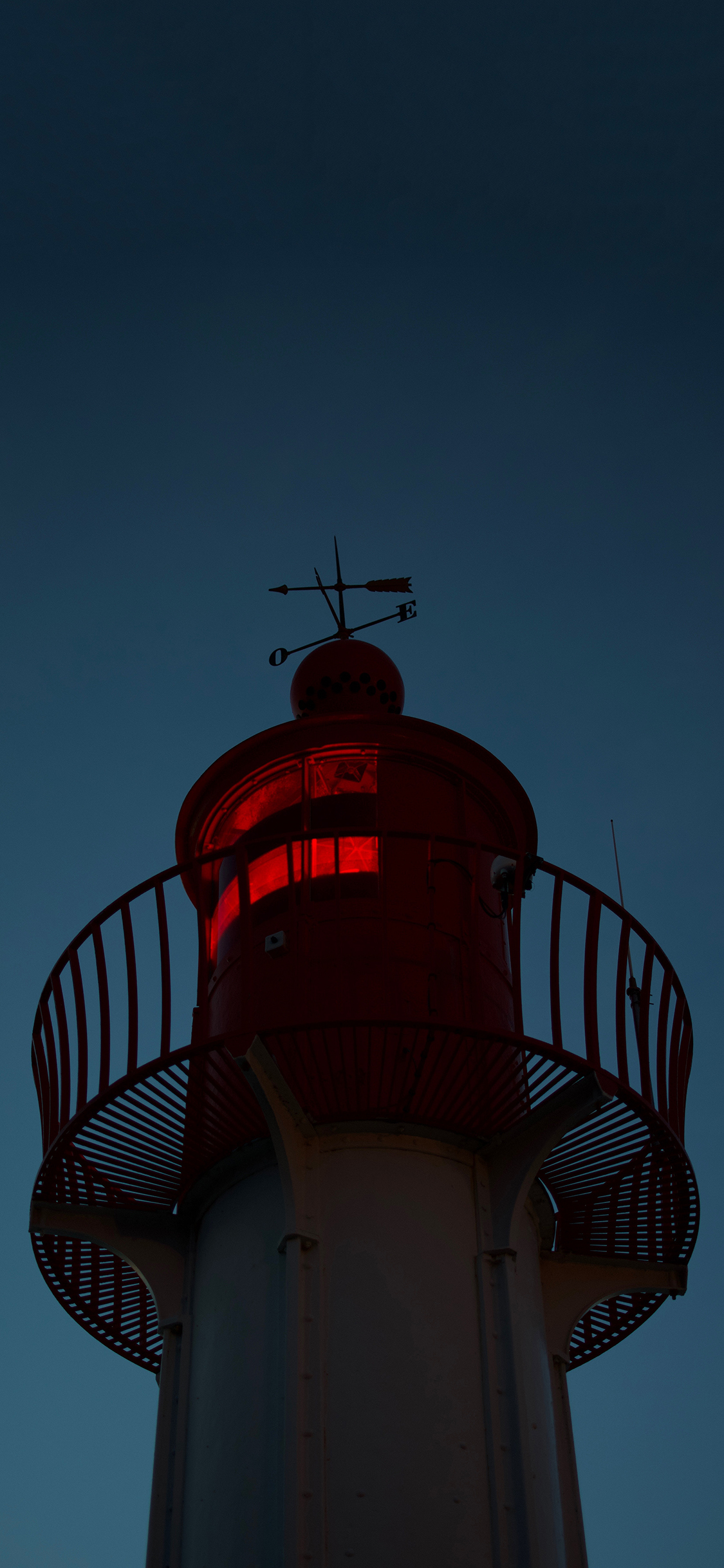 [2436×1125]灯塔 夜晚 昏暗 指引 苹果手机壁纸图片
