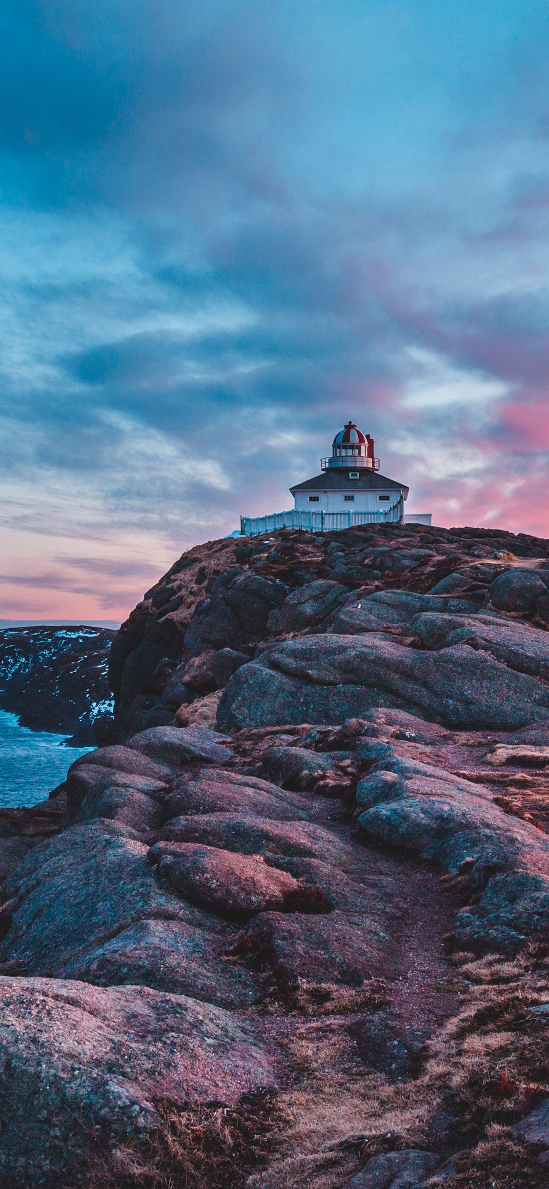 [2436×1125]灯塔 彩霞 岩石 海岸 苹果手机壁纸图片