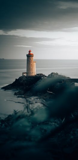 [2436x1125]灯塔 海岸 昏暗 指示塔 苹果手机壁纸图片