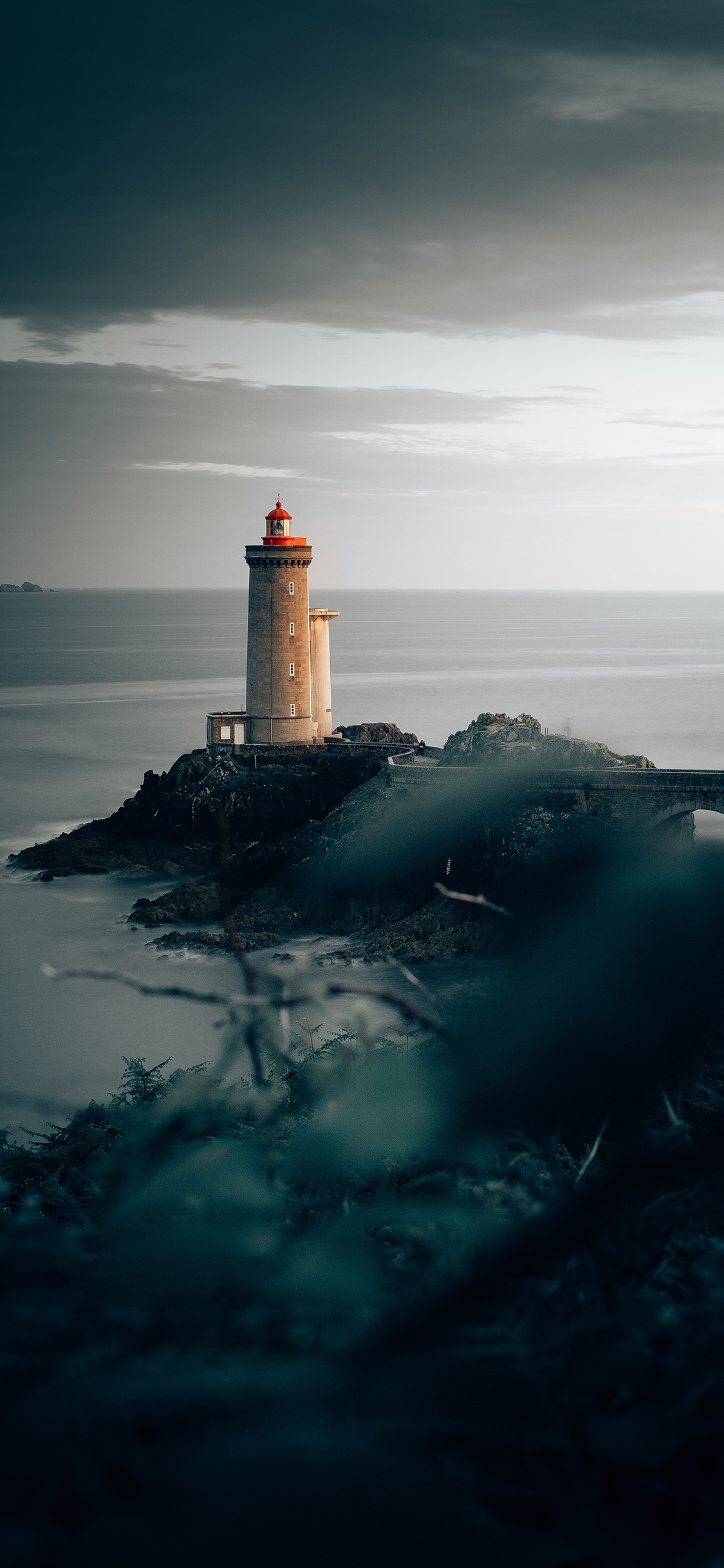 [2436×1125]灯塔 海岸 昏暗 指示塔 苹果手机壁纸图片