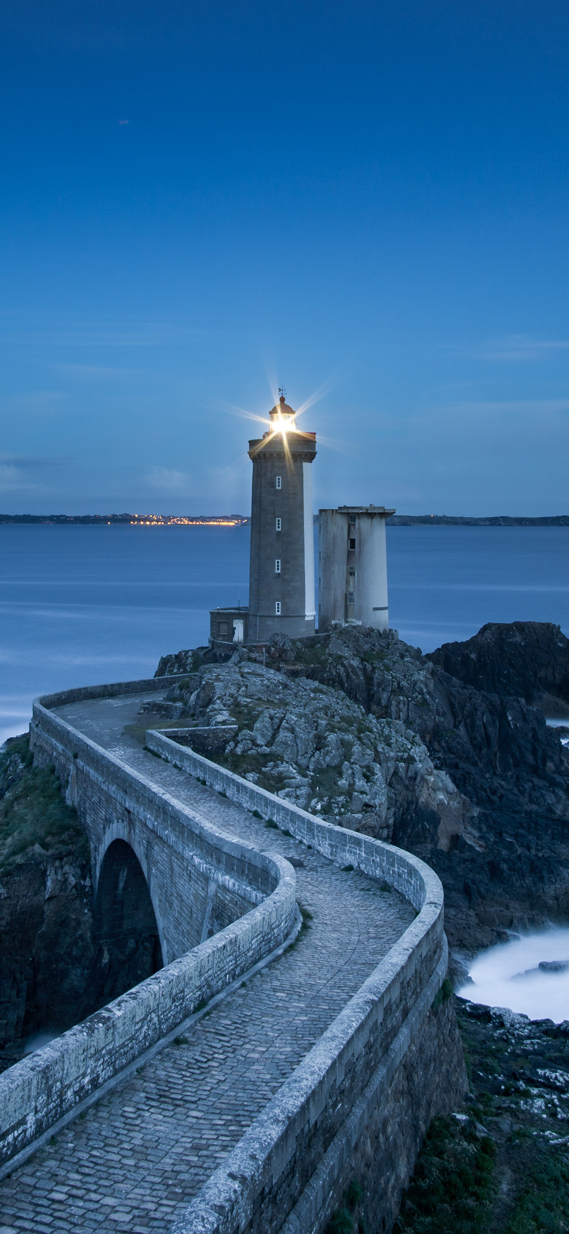 [2436×1125]灯塔 海水 海岸 大海 路 苹果手机壁纸图片