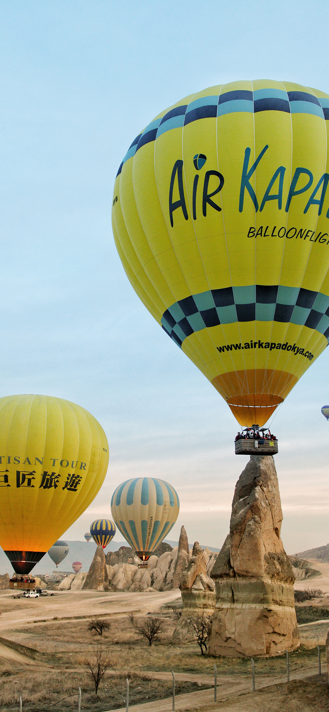 [2436×1125]热气球 地貌 上升 游玩 苹果手机壁纸图片