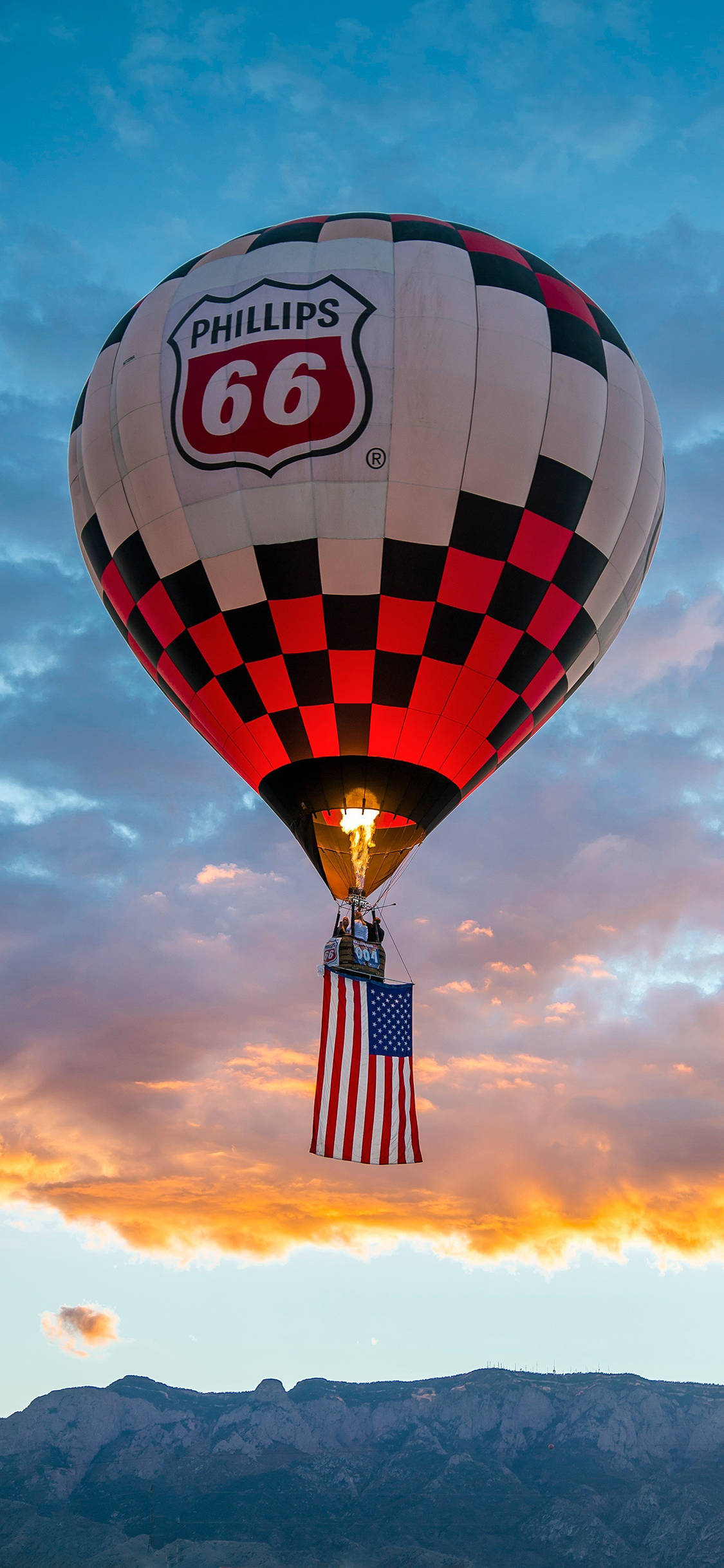[2436×1125]热气球 天空 云朵 旗帜 苹果手机壁纸图片