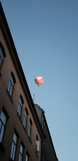 [2436x1125]热气球 飞行 建筑 房屋 苹果手机壁纸图片