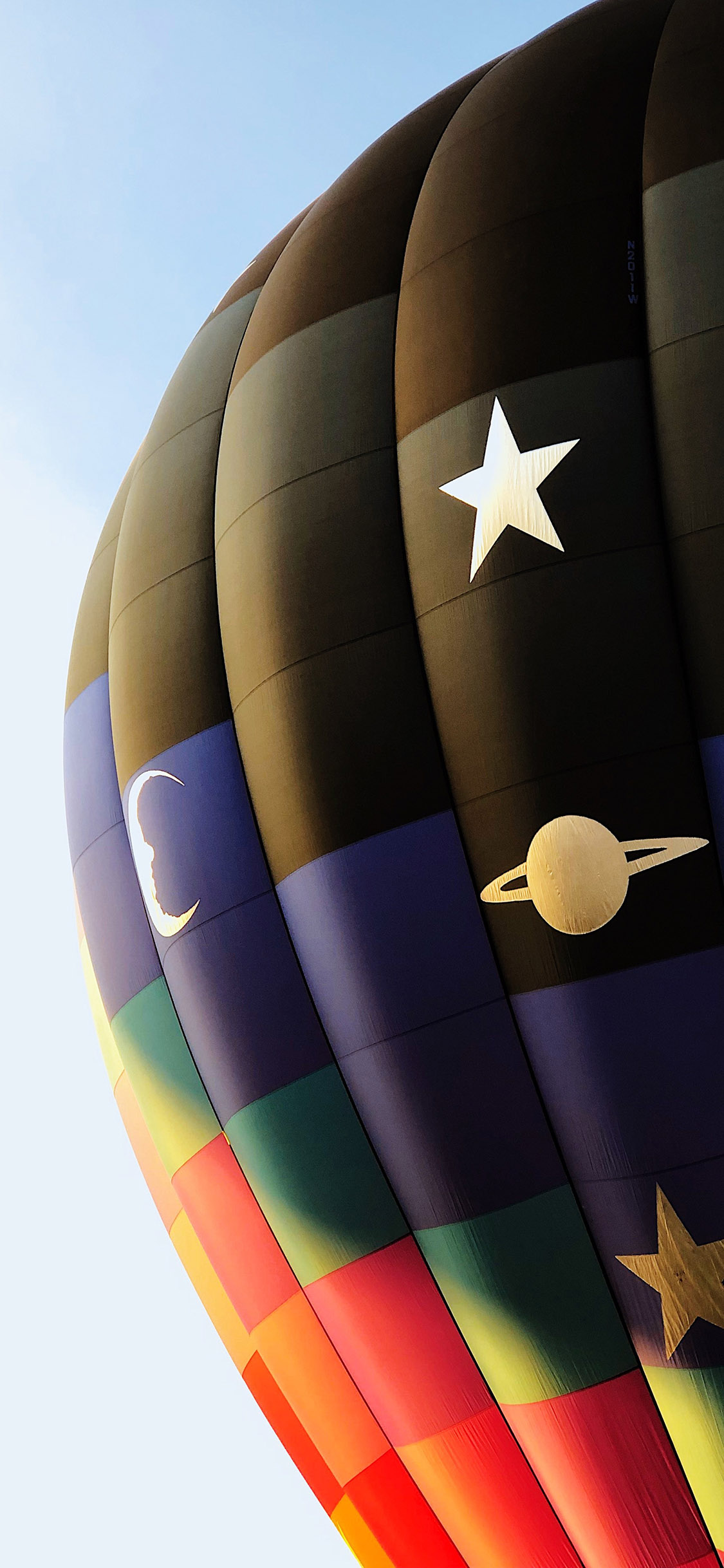 [2436×1125]热气球 高空 上升 图案 苹果手机壁纸图片